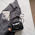 Schicke kleine schwarze Lackleder-Tasche mit Silberkette und glänzendem Metallic-Logo - Schwarz ohne Anhänger
