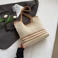 Dettaglio della borsa tote in cotone intrecciato con trama traforata e strisce - Cachi Grande
