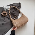 Elegante borsa a secchiello plissettata beige con cintura coordinata su blazer - Cachi
