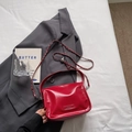 Rote Lackleder Mini-Umhängetasche mit Silberkette und modischem MOCK-Logo-Detail - Rot (Ohne Anhänger)