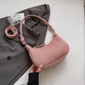 Borsa a spalla plissettata rosa con tracolla a nodo ed estetica minimalista - Rosa