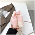 Sac seau en jean effiloché rose et blanc avec cordon en cuir et bandoulière dorée - Rose Blanc