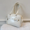 Sac à bandoulière en cuir verni crème avec nœuds décoratifs et pendentif cœur - Blanc Cassé