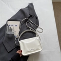 Schicke cremeweiße Mini-Vierecktasche aus glänzendem Leder mit Kettenriemen - Cremeweiß (Ohne Anhänger)