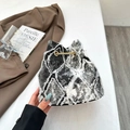 Sac seau en denim vieilli avec motifs matelassés et détails de franges gris flocon - Noir & Blanc