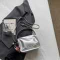Schicke silberne Metallic-Tasche mit Kettenriemen und rundem Metallanhänger - Silber Ohne Anhänger
