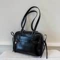 Sac à épaule en similicuir noir brillant avec nœuds décoratifs et breloque en forme de cœur - Noir