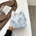 Sac seau en denim bleu avec texture effilochée et fermeture par cordon en chaîne dorée - Bleu et Blanc