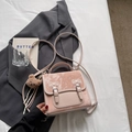 Roze handtas van kunstleer met strikjes, beertjeshanger en verstelbare schouderband - Roze met hanger