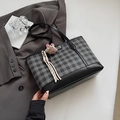 Dettaglio della borsa tote a scacchi con ciondolo a orsetto e nappine alla moda - Nero