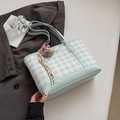 Dettaglio della borsa tote a scacchi celeste con ciondolo orsetto e tracolla coordinata - Blu