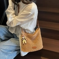Bruine geweven stro tas met lederen riem en schattige bedel voor de zomervakantie - Met Hanger / Khaki