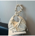 Dettaglio borsa hobo beige a scacchi con manico arricciato e decorazioni a fiocco - Bianco Senza Pendente