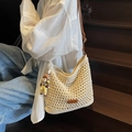Crème geweven strandtas met bruine leren riem en beer hanger voor de zomer - Met Hanger / Broken Wit