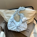 Blauw-wit geblokte wolktas met strikaccenten en een pluche hanger als accessoire - Blauw met hanger