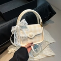 Elegante Mini-Handtasche im beige-braunen Karomuster mit dekorativer Spitzenschleife - Weiß