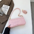 Rosa gewebte Tasche mit Schachbrettmuster, Kettengurt und Blumenanhänger - Rosa