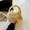 Schicke gelb-weiß karierte Mini-Tasche mit Spitzenschleife und verstellbarem Tragegurt - Gelb
