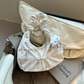 Beige geruite cloud schoudertas met strikjes en een pluizige wolken hanger - Wit Met Hanger