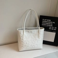 Detalle del bolso tote de cuero blanco con estampados numéricos grises y asas alargadas - Blanco Roto