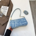 Blau-weiße gewebte Schachbrett-Achseltasche mit Denim-Textur und goldenem Anhänger - Blau