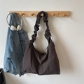 Bolso tote de cuadros marrones con correa estilo scrunchie en percha madera - Marrón