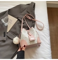 Bolso tipo cubo rosa y blanco con textura de mármol, pompón y hebilla de metal - Rosa con colgante