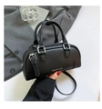 Schwarze Boston-Tasche aus strukturiertem Leder mit runden Griffen und verstellbarem Riemen - Schwarz