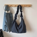 Detalle del bolso de hombro de tela a cuadros azules con correa plisada y gran capacidad total - Gris