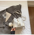 Bolso cubo blanco elegante con textura de mármol, correa ajustable y pompón de piel blanca - Blanco con colgante