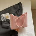 Bolso de hombro rosa de cuero sintético con lazo decorativo y detalles de metal plata - Rosa