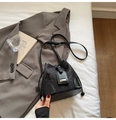 Bolso saco negro minimalista con estampado de mariposa y correa de cuero - Negro sin Colgante