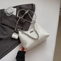 Elegante crème witte glanzende PU-leren schoudertas met zilveren draaislot en ketting - Beigewit Groot