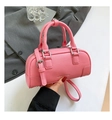 Rosafarbene Boston-Tasche mit Litschistruktur, Doppelgriffen und Silber-Hardware - Rosa