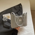Bolso cuadrado pequeño gris plata con textura hilo de lluvia y detalle de lazo - Plateado