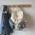 Mochila de lona beige con bordado de corazón rosa y bolsillos laterales de cuadros en gancho - Amarillo