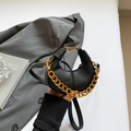Mini borsa a mezzaluna in pelle nera con catena dorata e tracolla sottile - Nero