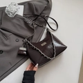 Sac hobo marron foncé brillant avec bandoulière chaîne argent et mini pochette - Café Petit