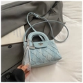 Borsa a mano azzurra trapuntata con chiusura a cuore, trama plissettata e catena - Blu con ciondolo
