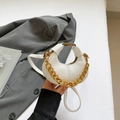 Mini borsa a mezzaluna bianca in pelle martellata con catena dorata spessa - Bianco