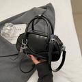 Bolso tipo bowling negro brillante con candado plateado y correa de hombro ajustable - Negro con colgante