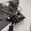 Sac sous le bras en cuir verni noir brillant avec chaîne argentée et mini pochette - Noir Petit