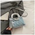 Borsa a tracolla trapuntata in denim argento con fibbia a cuore e nappa chic - Argento con ciondolo