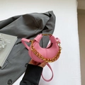 Mini borsa a mezzaluna rosa acceso in pelle litchi con catena oro e tracolla sottile - Rosa