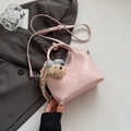 Detailansicht der rosa Beuteltasche mit Ringgriff, Teddybär-Anhänger und Halstuch - Rosa Mit Anhänger