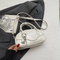 Bolso bowling retro crema en cuero PU mate con cierre plateado y correa ajustable - Blanco Crema Con Colgante