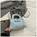 Dettaglio della borsa a tracolla in denim celeste con chiusura girevole a forma di cuore - Blu Senza Ciondolo