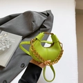 Borsa a tracolla a mezzaluna verde neon in pelle martellata con catena dorata spessa - Verde