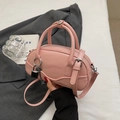Bolso estilo bowling vintage rosa de cuero sintético con cierre de metal y bandolera - Rosa con colgante