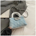 Dettaglio borsa in denim trapuntato azzurro con chiusura a cuore argento e tracolla - Argento Senza Ciondolo